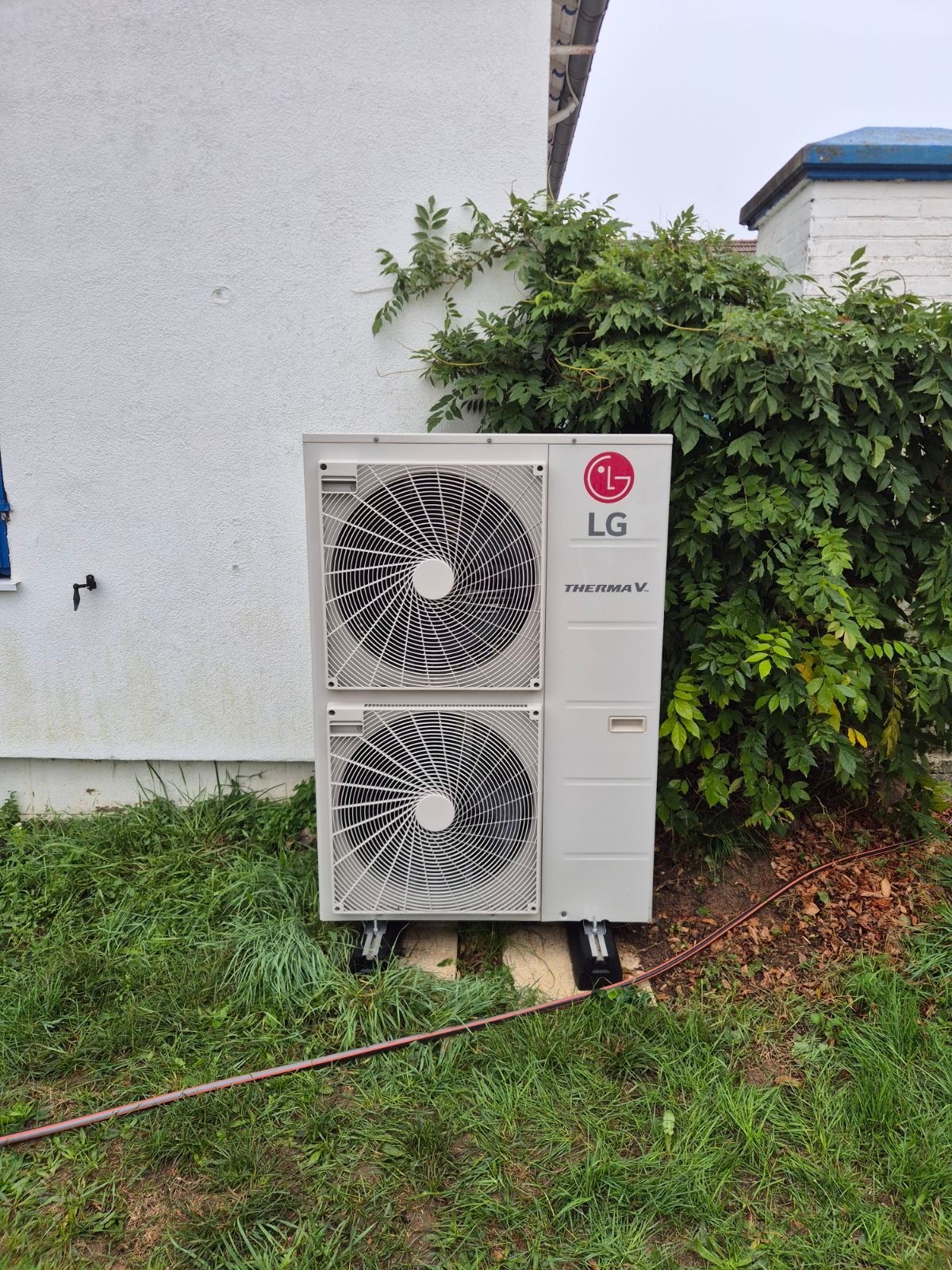 Unité extérieure de pompe à chaleur air/eau LG Therma V entretenue à Bost dans l'Allier