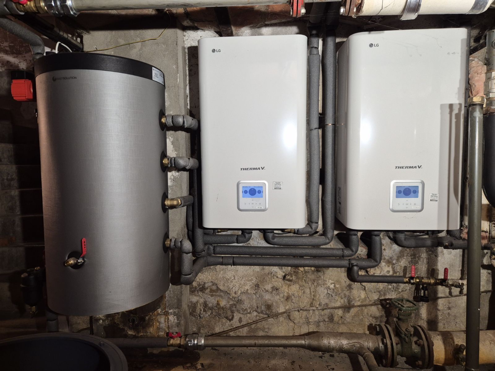 Deux modules hydrauliques intérieurs LG Therma V et ballon en chaufferie, entretenus à Bost près de Vichy