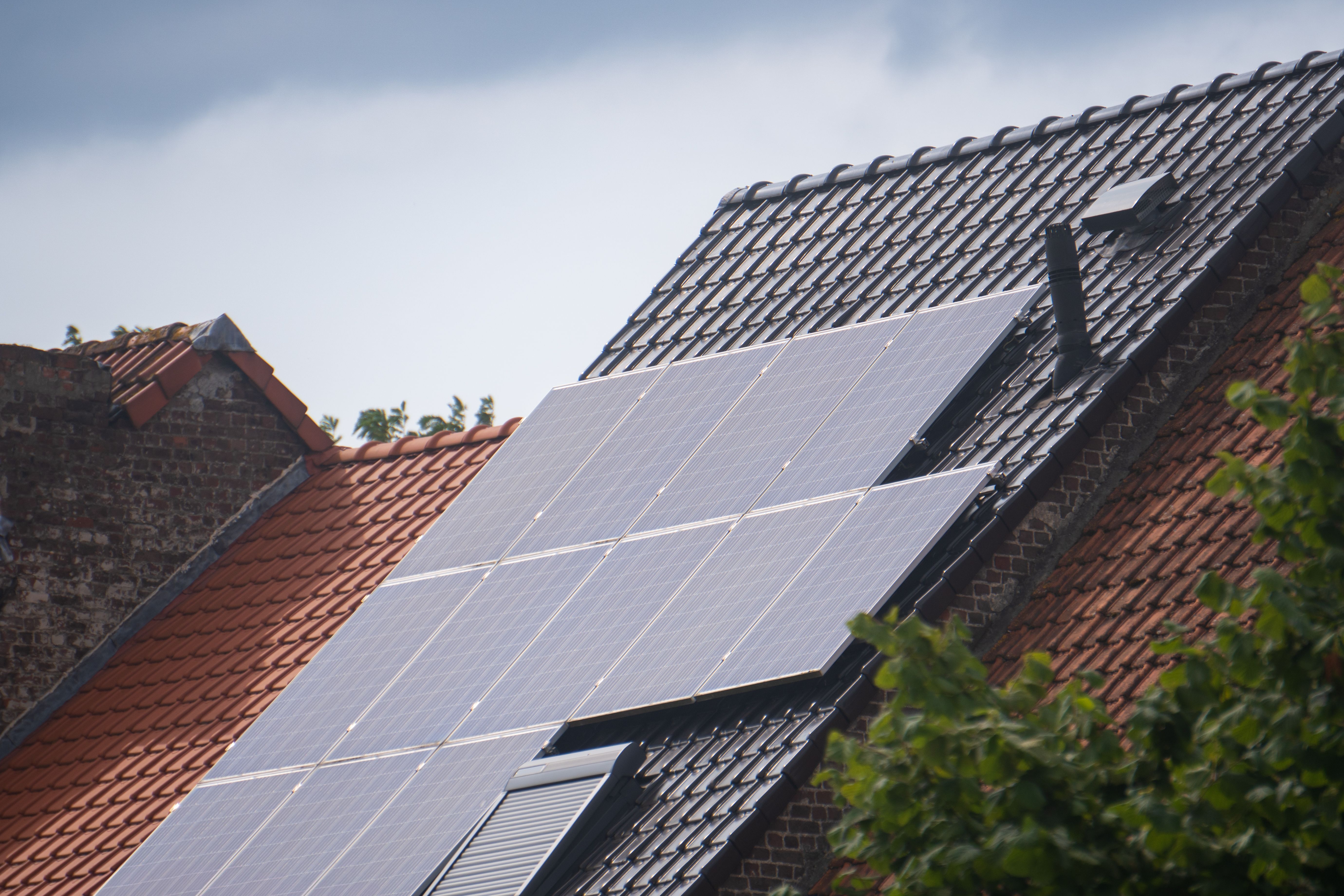 Panneaux photovoltaïques en autoconsommation posés sur le toit d'une maison dans l'Allier